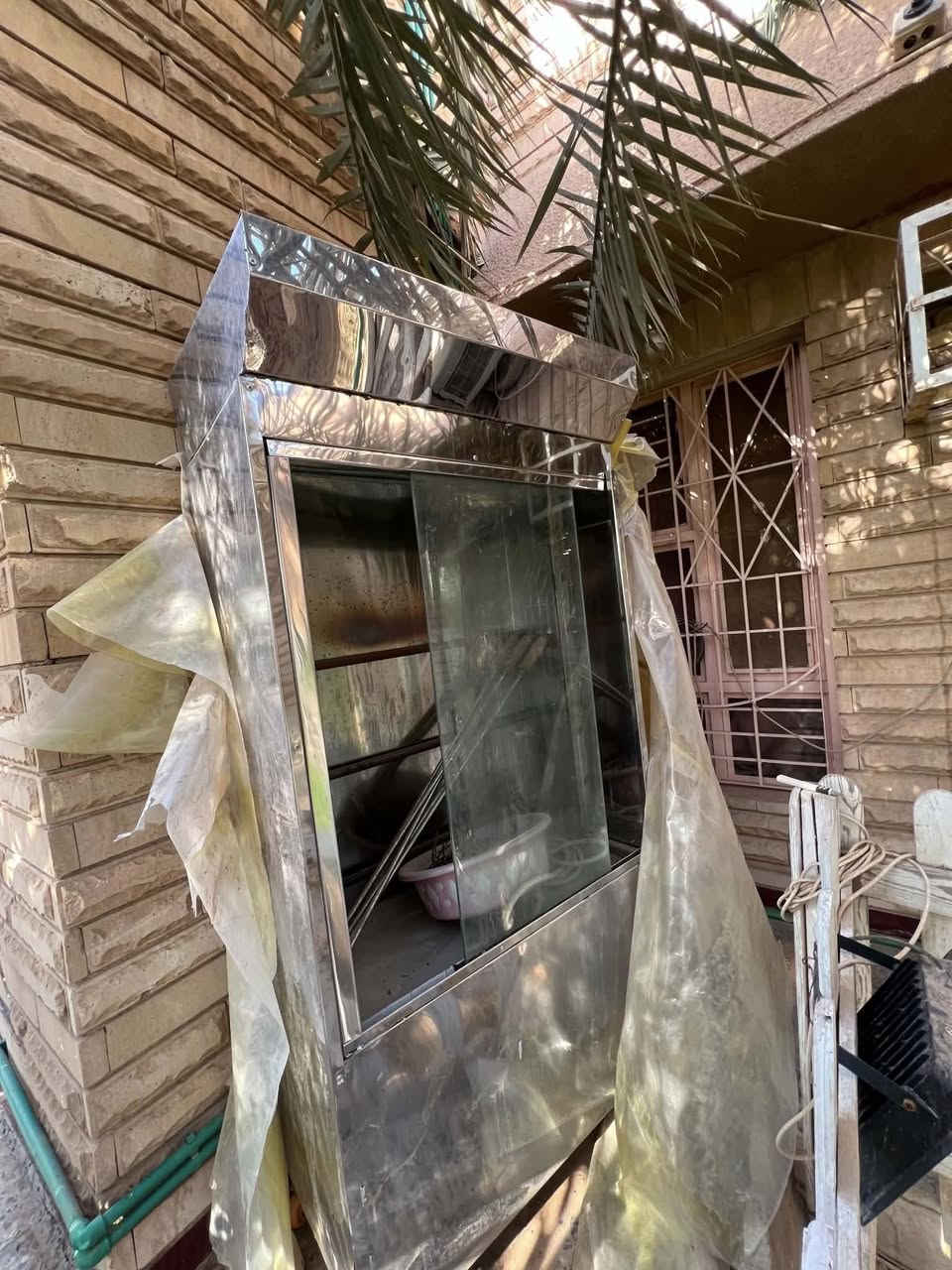 من رخصة الكل. شاوية دجاج للبيع نظيفه استعمال مرتين للموكب فقط. ٦ شياش.. مع ٥٠ قفيص تقريبا.   ماطورشغال.  المكان النجف. ***********   اتصل وتدلل
