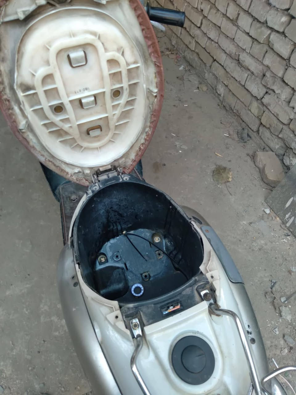 كلاسك نص هندر  محرك نظيف كفرات بلاديه اكسل نظيف 
الكهربائيات فقط تربط نقص باتري حتى تشغل السلف نظيفه وحلوه ،،، السعر ١٦٠ ،،،، العنوان بغداد الاعظمية السبع ابكار قرب افران جوهرة لبنان ،، ***********  وتساب
