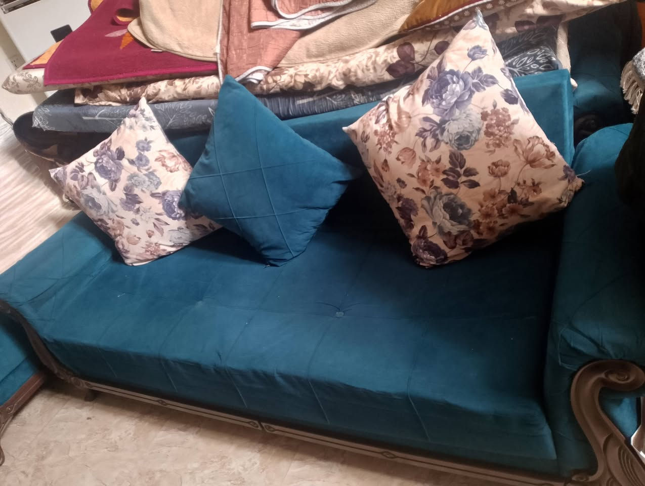 غراض للبيع تخم قنفات عشر مقاعد وثلاجه جبسون كبيره للاستفسار ***********
