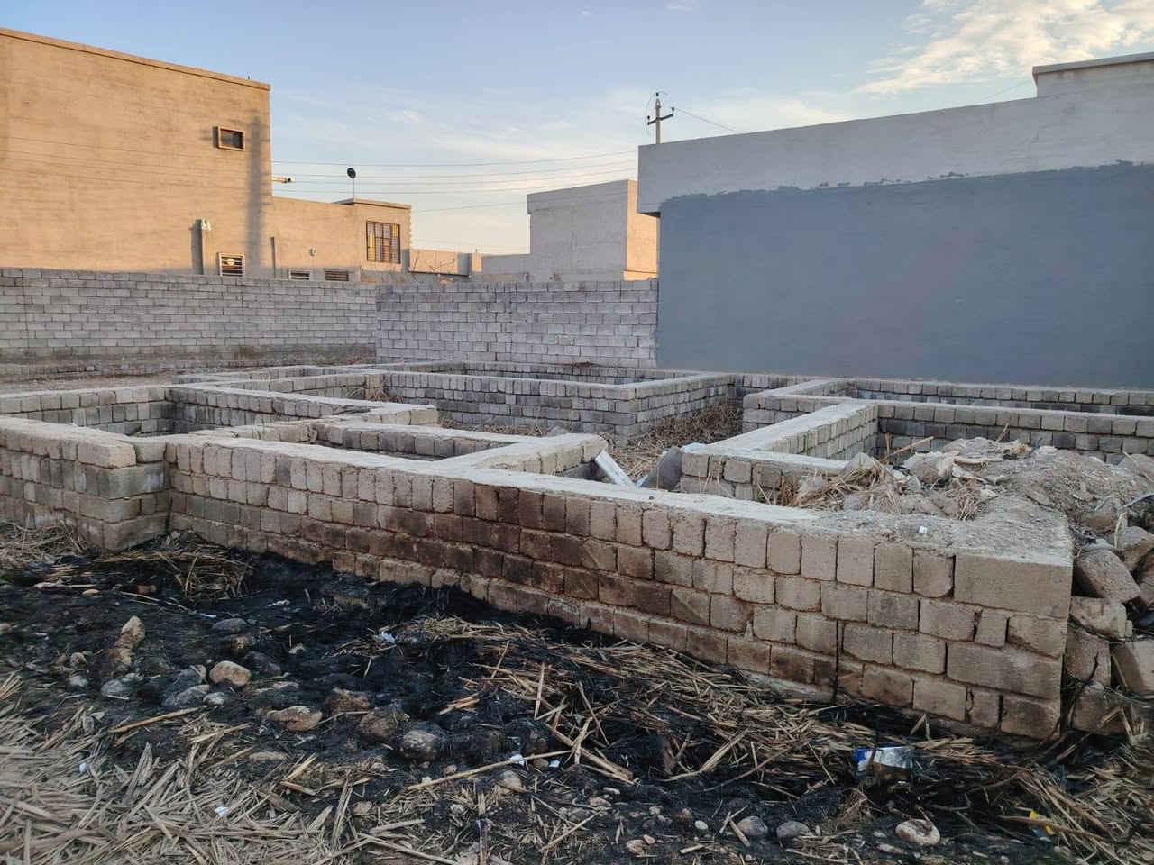 تكعيب للبيع مساحته 250ركن موقع يم جامع حسوكه
يم بيت مهند الغازي مكان واحد على واحد متوفر جميع الخدمات مي وكهرباء وشارع كلشي يمها سعرها جدا مناسب اتصل وتدلل ***********
