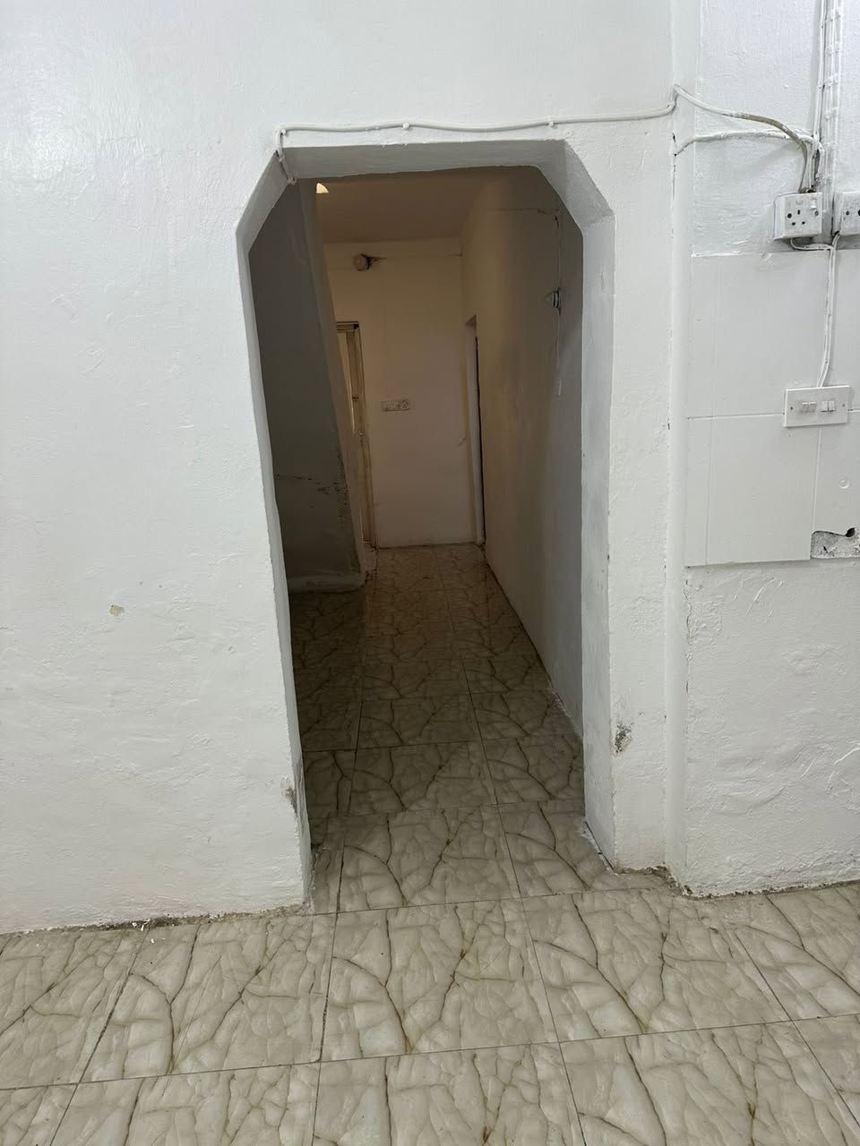 السلام عليكم…بيت كبير +مشتمل للايجار البيت متكون من خمس غرف +مطبخ وصحيات +كراج سيارة +حديقة خارجية وداخلية والمشتمل متكون من غرف عدد ٢ ومطبخ+صحيات مشتمل ارضي العنوان بداية سبعة نيسان حي المصطفى شارع التجنيد خلف المرور القديمة على الرقم ***********
