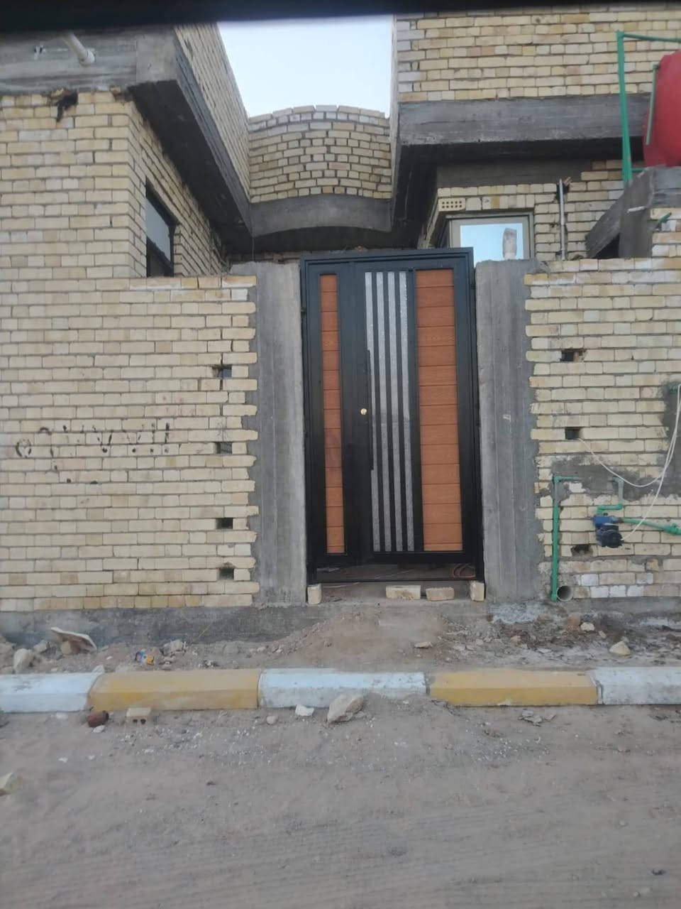 للبيع دار زراعي في مجمع الفرات السكني قرب تقاطع مول الضامن. المساحة ١٠٠م². الدار تحتاج إلى بعض التشطيبات، وتتكون من غرفة كبيرة وصالة مفتوحة على المطبخ وحمامين. السعر ٤٥ مليون. للاستفسار: ***********. مكتب السكن للعقار بالقشلة، مجاور حسينية.
