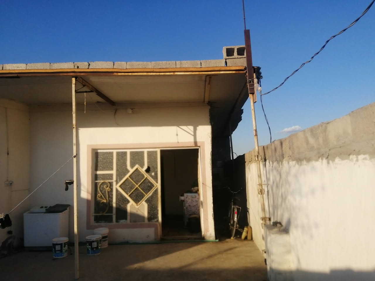 سلام عليكم بيت البيع مساحه ٢٠٠م غرفتين نوم +صاله +مطبخ +واستقبال  بحواس احي ام البنين  البيت الارضيه كلهة سراميك سكف سندويش سعر خاص ***********
