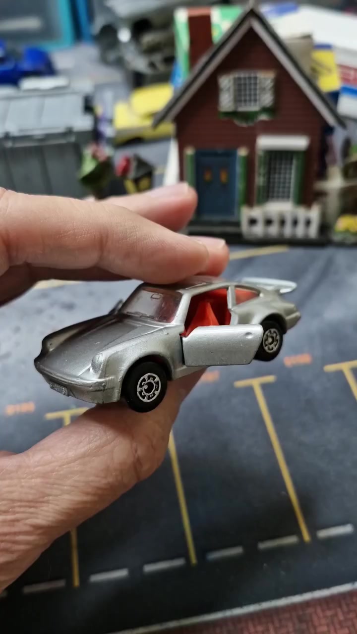 PORSCHE 911 TURBO 
Silver 
Red Interior
MATCHBOX LESNEY SUPERFAST 
Scale 1/64
For more details please DM me


**إذا كنت صاحب هذا الإعلان وتريد حذفه لأي سبب، رجاءا أرسل رسالة إلى الدعم الفني**