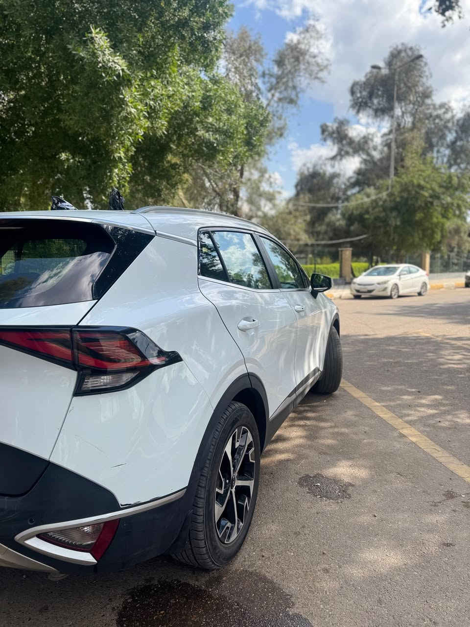 كيا سبورتج 2023 نص فل خليجي للبيع
التفاصيل:
 نوع السيارة: كيا سبورتج (Kia Sportage)
 الموديل: 2023
 المواصفات: خليجي - نص فل 
 عداد المسافة : [44 ألف كم]
 حالة المحرك والكير : بحالة ممتازة (على الفحص)
 حالة البدي: [ بارد بالدعامية الخلفية شي بسيط كلش وشخط سطحية]
أبرز المواصفات:
 محرك [ 2.000 / 6 سرع]
 شاشة عرض تدعم 
Apple CarPlay و Android Auto
( بلوتوث مو واير)

 كاميرا خلفية + حساسات أمامي وخلفي
 تحكم ستيرن كامل + مثبت سرعة

 باقي المواصفات المعروفة لفئة النص فل الخليجي

 السعر: [  220 .. ] وبيهة مجال ان شاء اللع
 مكان السيارة: بغداد / [الكاظمية]
 للتواصل والاستفسار: [ ***********] *متوفر واتساب
