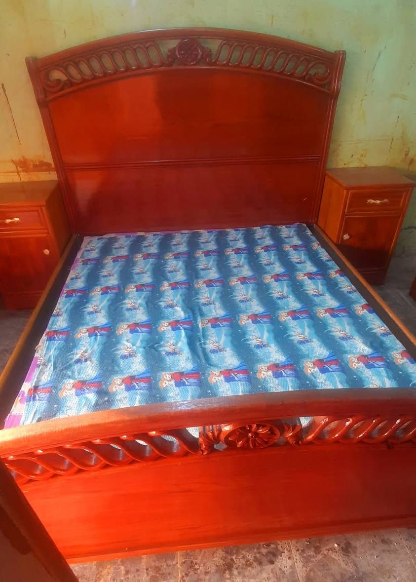 للبيع غرفه اخشاب سته ابواب نضيفه كلش تزكام صاج خمسه ملم ضهر جرجوبه برغي توج زان السعر 550 وبيه مجال لشراي العنوان كربلاء للأستفسار ***********
