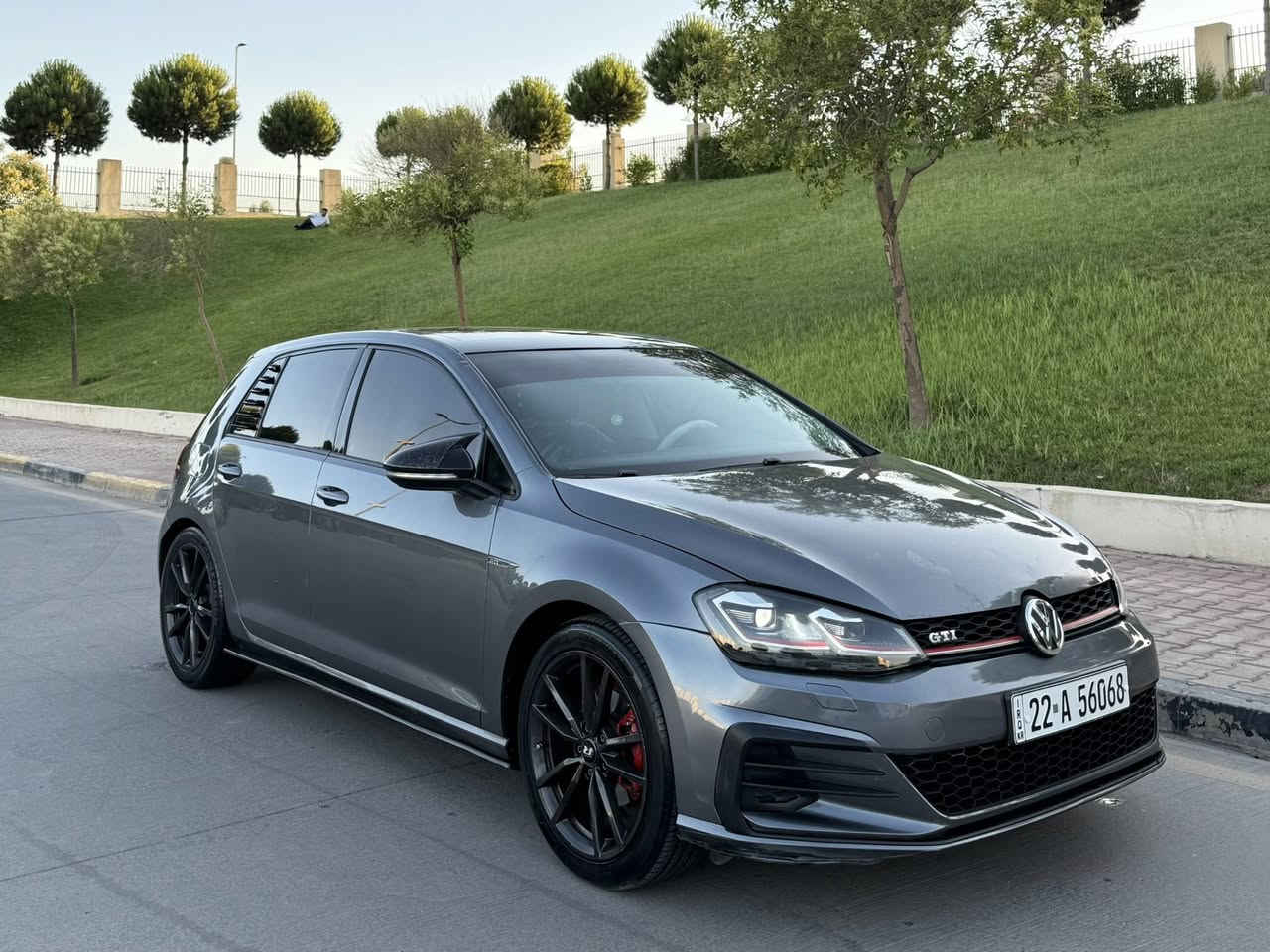 Golf  MK7.5    (106$)  ***********
گولف ٢٠١٦ فول مواصفات 
بانوراما / تحكمات / زنون/ كشن كهرباء / ٣ گير / بعد هواي مواصفات 
محرك ١.٨ مرغوب ✈️
سيارة جاهزة بدون اي نقص ✅
بيها قطعتين بدون ارباك بدونً دواخل ( بونيد + باب كلير امريكا) 
محركً گير كهربائي شرط  ماشية (١١٢) الف فقط ✅
صور سىونار موجود 
سنوية رقمً جديد (٢٠٢٩)✅
مكان سليمانية 
*********** ✅
