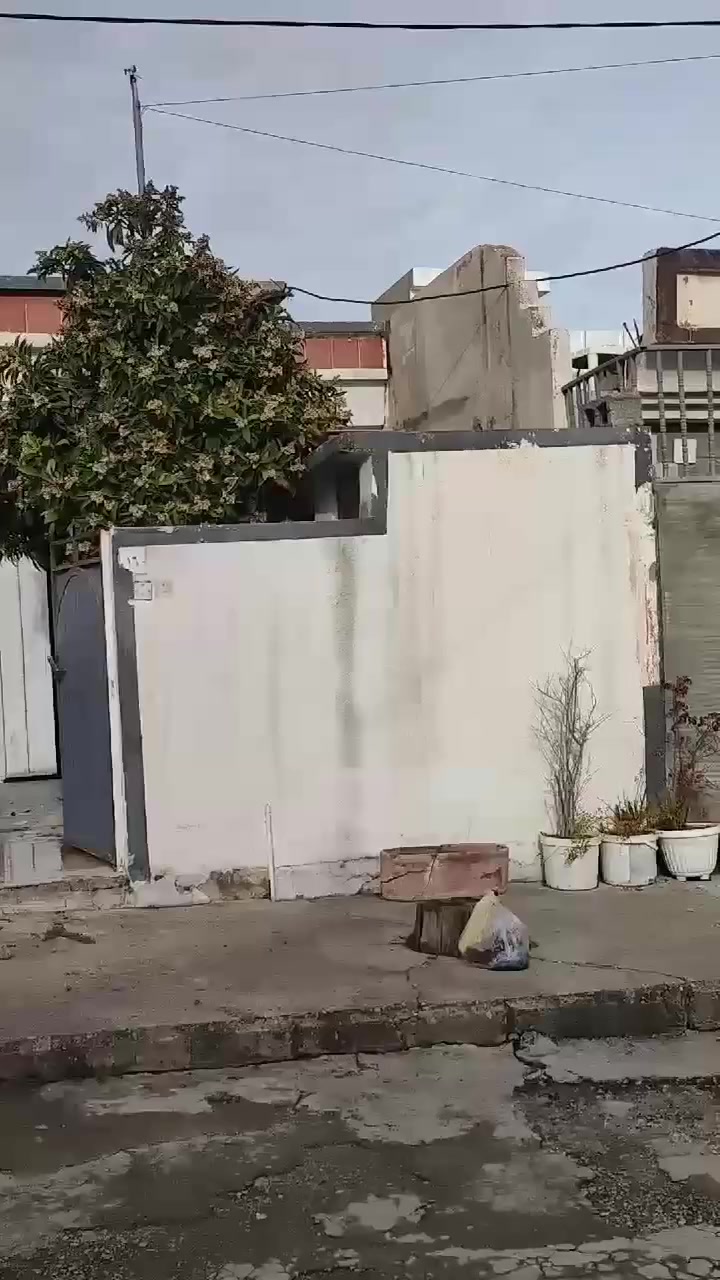 ئەم خانووە بۆ فرۆشتن لە بەکرەجۆ
ڕووبەری خانووەکە 150 مەتری 10 بە 15 یە
ڕووی قیبلەیەو پێکهاتووە لە دوو ژوری نوستن و میوان و مەتبەخ و هۆڵ و موشتەمەلات قادرمەی هەیە لە ناوەوە بۆ سەرەوە کە بریتیە لە هەورەبانێک 
نرخی ئەم خانووە 5 دەفتەر ونیوە
بۆ زانیاری زیاتر پەیوەندی بکەن بە نوسینگەی نوێ بوونەوە
 ***********
