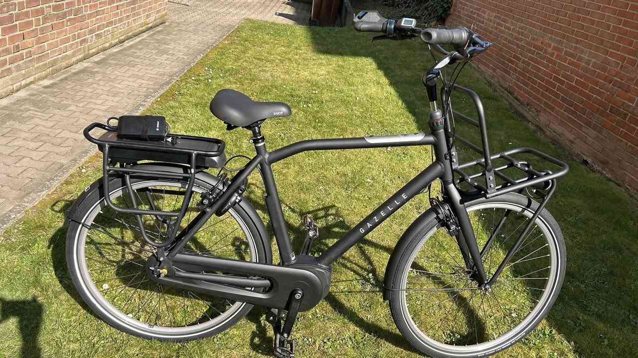 🔥 هاي مو دراجة عادية… هاي صاروخ ألماني يمشي على الأرض 🚀
دراجة من شركة Gazelle الهولندية الأصلية، يعني فخامة + قوة + راحة بنفس الوقت.

هاي الدراجة إذا تطلع بيها، تحس نفسك راكب مرسيدس مو بس دراجة 😎

💥 المواصفات النارية:
 • محرك Bosch Active Line — نعومة وقوة بدون تعب
 • السرعة القصوى 25 كم/س ⚡
 • بطارية قوية تعيش وياك مشاوير طويلة بدون قلق 🔋
 • شاشة Bosch تبين السرعة وكلشي واضح
 • قير Shimano Nexus 7 سرعات — تبديل ناعم مثل الزبدة
 • فرامل Magura — أمان عالي وثبات قوي
 • قفل Axa أصلي مع مفاتيح 🔐
 • حامل أمامي + خلفي — تشيل عليها أغراضك براحتك
 • إضاءة LED أمامي وخلفي — تشتغل ليل نهار بدون مشاكل 💡
 • مساعد (سوستة أمامية) ويا Lock — راحة بالطريق حتى لو الشارع مو زين

🔥 المقاس والقوة:
 • حجم الفريم: XXL
 • مناسب للشباب طولهم فوق 180 سم 📏
 • يتحمل وزن لحد 130 كيلو بدون أي مشكلة 💪

🔥 الحالة:
 • وزن الدراجة تقريباً 26 كيلو فقط
 • الدراجة نظيفة جداً، لون مطفي يخبل 🔥
 • مسوين لها سيرفس جديد بالكامل وجاهزة تمشي فوراً بدون أي صرف

🔥 الدراجة تمشي بثبات وراحة، مناسبة للدوام، للمشاوير، وحتى للسفر داخل المدينة


**إذا كنت صاحب هذا الإعلان وتريد حذفه لأي سبب، رجاءا أرسل رسالة إلى الدعم الفني**