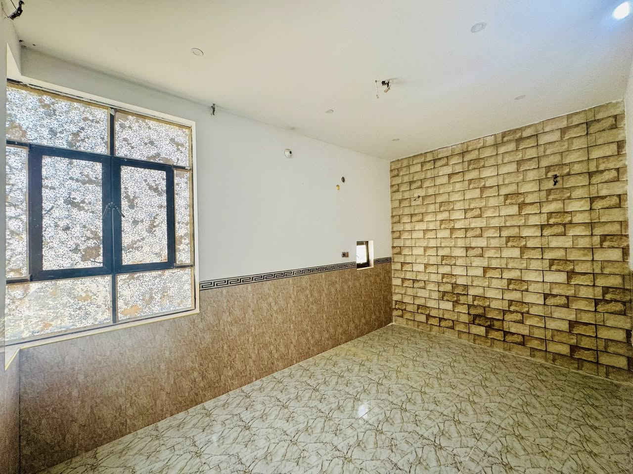 يا الله بيت ايجار ٥٠ متر  طابقين  النجف حي النداء وره مول بغداد قريب عله شارع المجمعات إيجاره ٢٢٥ كل شهر بشهره  يتكون من صالة فوك وجوه غرفتين مطبخ وصحيات الاستفسار *********** يوجد فيديو البيت
