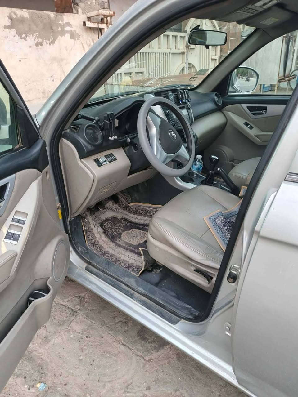 سيارة اليفان x60
 سعار ٤٠ وراقه 
سيارة حلوة ونضيفه 
بدنته تيارت جدد باتري جدبد 
يحتاجلهة بس بنيد 
محرك جديد شرط 
ويحتاجلهة ادامه 
سيارة متروكه 
موديل 2015
***********رقم وتساب 
***********رقم الهتف
