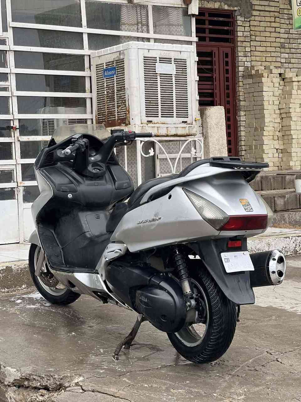 السلام عليكم 

سلفر ونج 400 قديم 
عميه بدون اوفر 
الحماوه نص بس الكيج عطلان 
أوراقها 7 بداخله كمرك يعني تروح ترقم كبل 
الدراجه خير من الله تجيب فيتر وتجي تفحص
مكاني البياع تقاطع درويش 
باقي التفاصيل خاص
***********
