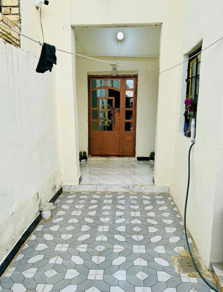 بيت للبيع مساحة 100متر بلقاسم منطقه الدانيه خلف شارع احمد الوائلي يحتوي ع غرفة نوم وصاله واستقبال ومطبخ وحمام داخلي ومجمع صحيات خارجي ومدخل مقدمه ومنور الارضيه بورسلاين البيت جاهز لسكان للاستفسار الاتصال بالرقم‏‪***********‬‏
