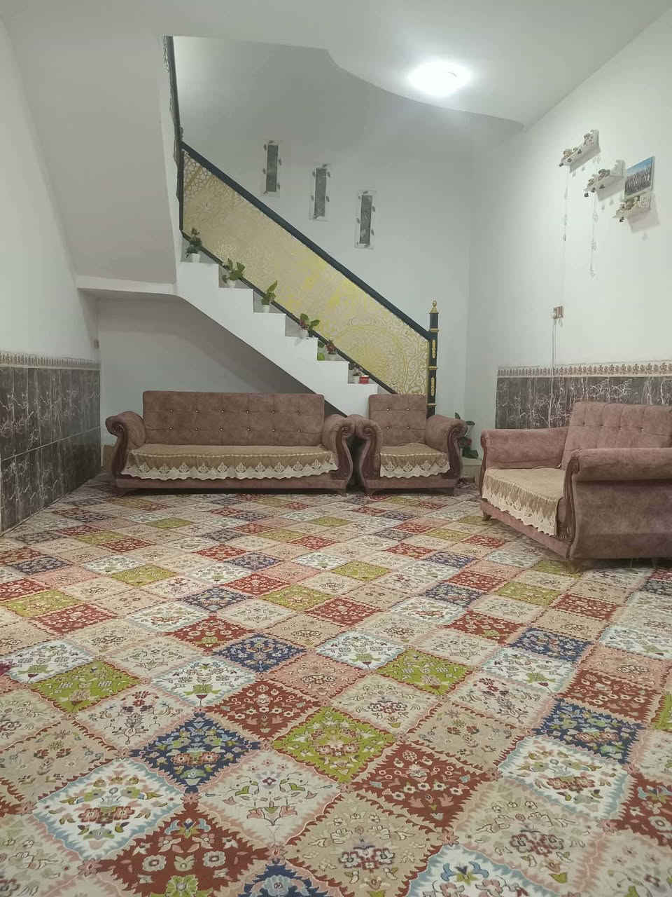 السلام وعليكم دار للبيع المساحة 250السند25البيت يتكون من غرف عدد ٢ومطبخ واستقبال والصاله وبيتونه ٨×٤الخدمات ماء مجاري كهرباء يبعد عن الشارع العام 100متر  العنوان الصويرة خلف المعارض السعر 73وبي مجال للاستفسار *********** @إشارة
