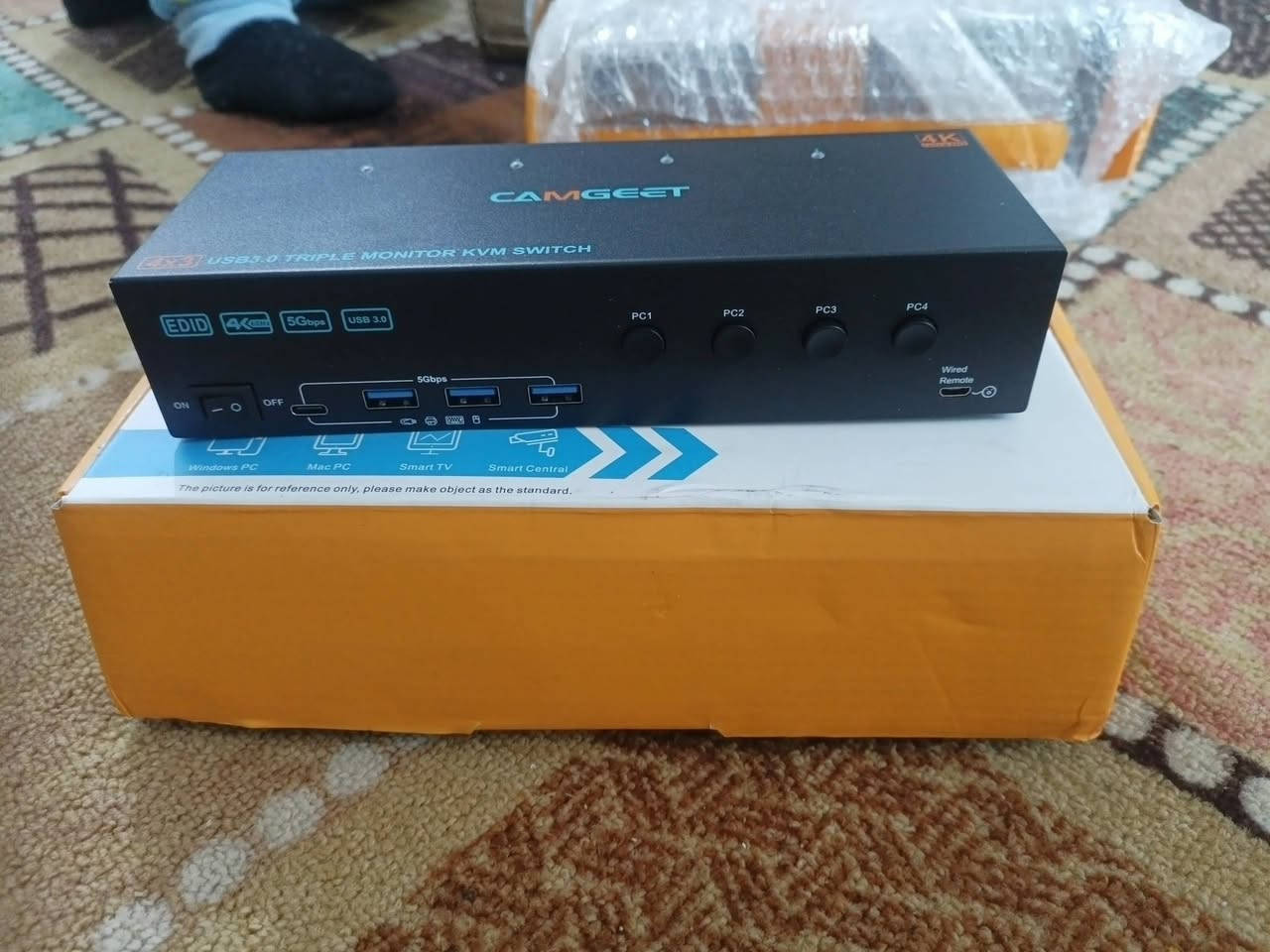 الي يفيده ينطي بي سعره 
المنتج هو مبدل KVM من CAMGEET (طراز 4x3 USB3.0 Triple Monitor)، وهو جهاز يتيح لك التحكم في ثلاثة شاشات وأربعة أجهزة كمبيوتر باستخدام مجموعة واحدة من لوحة المفاتيح والماوس. 
دقة الفيديو: يدعم دقة تصل إلى 4K، مما يوفر جودة صورة عالية الوضوح. 
منافذ USB: يحتوي على منافذ USB 3.0 لنقل البيانات بسرعة وتوصيل الأجهزة الطرفية. 
التوافق: متوافق مع أجهزة الكمبيوتر التي تعمل بنظام ويندوز وماك، بالإضافة إلى أجهزة التلفزيون الذكية. 
الوظائف: يدعم أوضاع العرض المرآة (Mirror) والتوسيع (Expansion).


**إذا كنت صاحب هذا الإعلان وتريد حذفه لأي سبب، رجاءا أرسل رسالة إلى الدعم الفني**