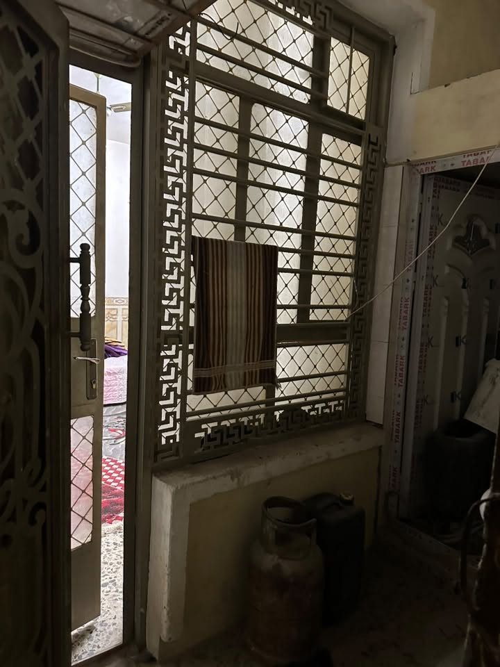 السلام عليكم دار للبيع مساحه 65متر يحتوي على استقبال ومطبخ و3حمامات  وغرفتين نوم يقع نهايه شارع خوله قرب هاياكل الغزاليه للتواصل اتصل على الرقم ***********
