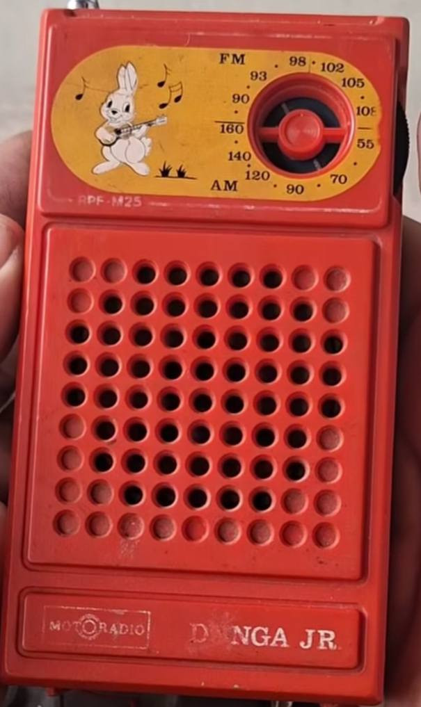 هذا الراديو هو قطعة كلاسيكية (Vintage) تذكرنا بحقبة الثمانينات والتسعينات، 
​
​: راديو Dunga Jr (دونجا جونيور).
​الشركة المصنعة: شركة Motoradio، وهي شركة شهيرة (برازيلية الأصل) عُرفت بإنتاج أجهزة الراديو المتينة والعملية.
​الموديل: RPF-M25.
​النطاقات: يدعم موجتي الـ AM والـ FM.


**إذا كنت صاحب هذا الإعلان وتريد حذفه لأي سبب، رجاءا أرسل رسالة إلى الدعم الفني**