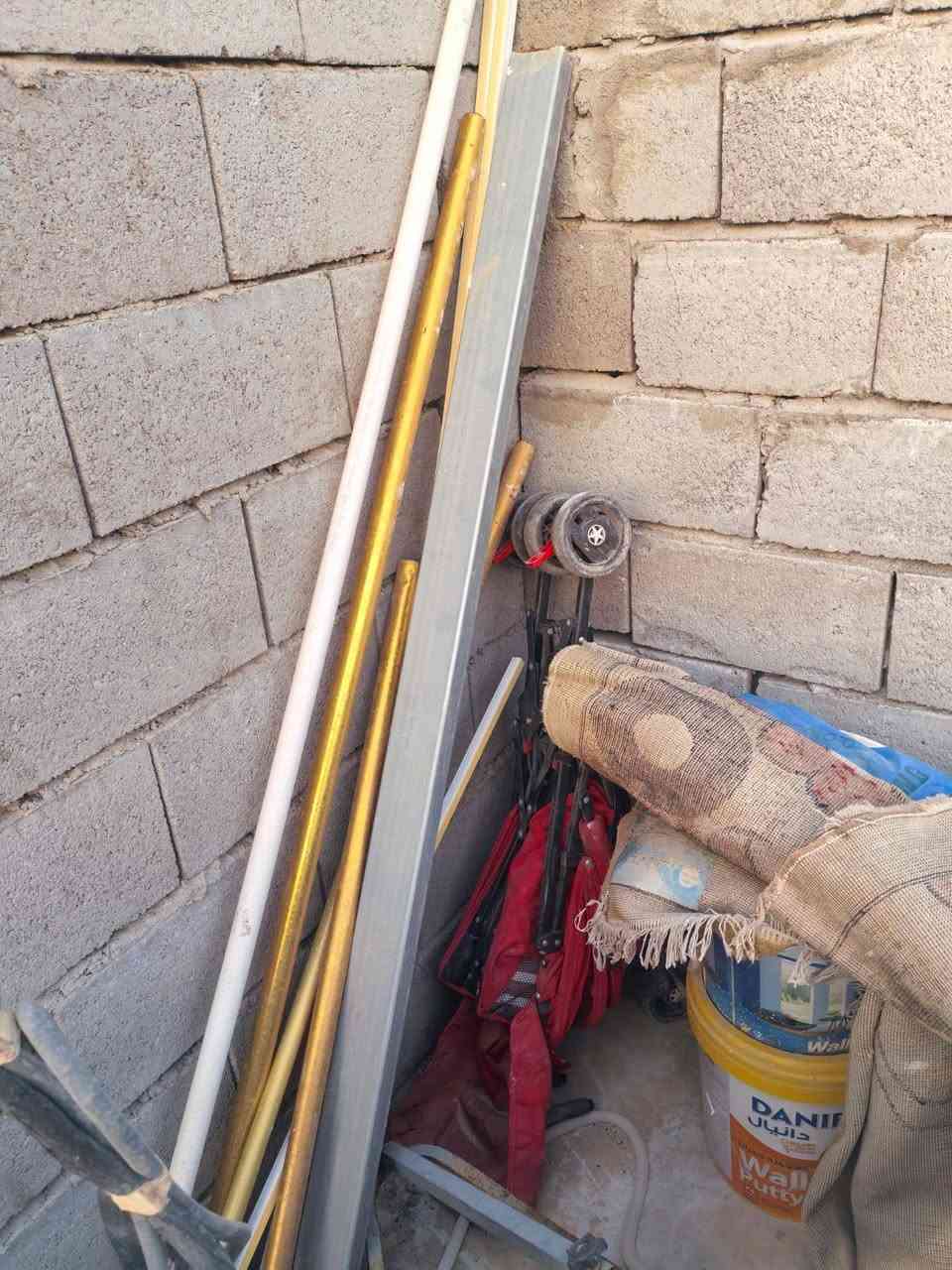 غراض للبيع شباك نضيف ما مستخدم بالاجكتور جديد كوسره جديده نضافته 95 ٪ شخاطه ٢ متر بوري ٣ متر سنك رقم الجوال ***********
