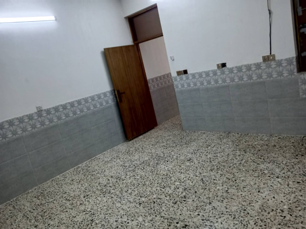 الدار الليجار مساحه 100 متر
طابق ثاني معزول 
موقع سده ساحت زمن قرب شارع 15 
هاتف ***********
