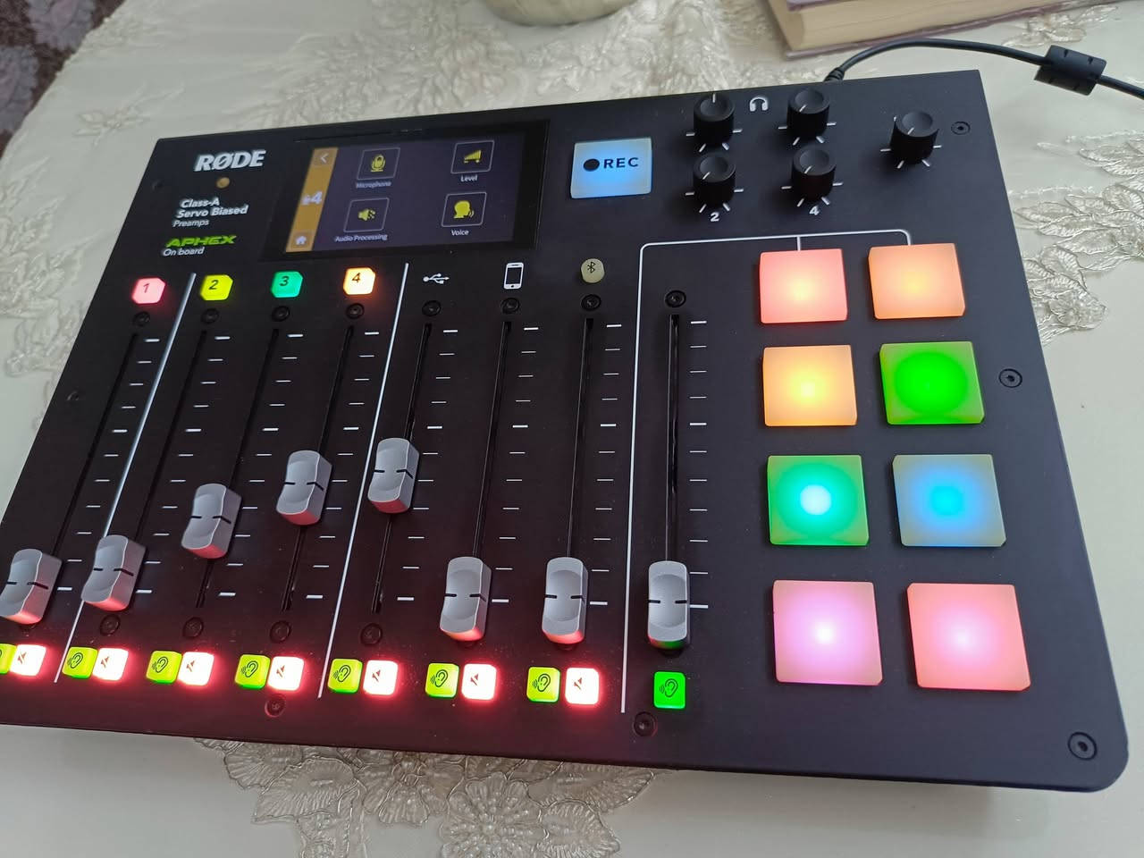 Rodecaster Pro
حقق حلمك في عالم البودكاست والبثوث بجودة المحترفين! أطلق العنان لإبداعك مع Rodecaster Pro. سجل حلقاتك بصوت نقي ومؤثرات استثنائية، وابهر جمهورك بمدى احترافية الصوت ودقته . هذا الجهاز يستخدمه المحترفين في القنوات الفضائية و كذلك صانعي المحتوى لسهولة استخدامه واحترافيته.

الميزات الرئيسية

مدخلات متعددة للميكروفون: يحتوي الجهاز على أربعة مداخل ميكروفون XLR من الدرجة الأولى (studio-grade preamps)، مما يتيح تسجيل ما يصل إلى أربعة أشخاص في نفس الوقت بجودة صوت ممتازة.

تسجيل مستقل: يمكن التسجيل مباشرة على بطاقة microSD دون الحاجة إلى جهاز كمبيوتر، مما يوفر مرونة كبيرة في مكان التسجيل.

اتصال بالكمبيوتر: يمكن أيضًا توصيل الجهاز بالكمبيوتر عبر USB واستخدامه كواجهة صوتية قوية (audio interface) لتسجيل المسارات الصوتية بشكل منفصل (multitrack recording) لمرونة أكبر في مرحلة ما بعد الإنتاج.

وسادات صوت قابلة للبرمجة (Sound Pads): يتضمن ثماني وسادات يمكن برمجتها مسبقًا لتشغيل مؤثرات صوتية أو موسيقى أو مقدمات ونهايات (intros and outros) أو إعلانات بلمسة زر واحدة، مع إمكانية تخزين ما يصل إلى 64 صوتًا مختلفًا.

معالجة صوت مدمجة: يشتمل الجهاز على معالجة صوت قوية مدمجة، بما في ذلك ضاغط (compressor)، وبوابة ضوضاء (noise gate)، وفلتر عالي الترددات (high-pass filter)، ومزيل الصفير (de-esser)، ومعادل صوت (equaliser) ثلاثي النطاقات، بالإضافة إلى مؤثرات صوتية احترافية من APHEX مثل Aural Exciter™ و Big Bottom™.

شاشة لمس ملونة: يتميز بشاشة لمس ملونة كبيرة وبديهية لتسهيل التحكم والإعدادات، بما في ذلك ضبط مستويات الصوت التلقائي.
اتصال لاسلكي: يتضمن قنوات اتصال عبر البلوتوث و USB لإجراء مكالمات هاتفية أو دمج الضيوف عن بعد بسهولة في البودكاست أو البث المباشر.

السعر 480 الف
#ملاحظه . . مكاني اربيل ولا يوجد لدي توصيل.


**إذا كنت صاحب هذا الإعلان وتريد حذفه لأي سبب، رجاءا أرسل رسالة إلى الدعم الفني**