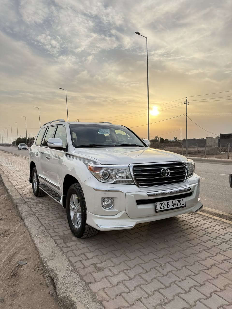 لاندكروز 2013 بريم اصلي جديده مكفوله كفاله من الصبغ والضربه بيه فقط بارد وسونار بيهة
بوضع الشركه سياره كل نقص مابيهه جاهزه من كلشي مواصفات 
ماشيه 150الف 
بصمه تشغيل 
بصمه ابواب 
تشغيل عن بعد 
مري قلاب مع رجوع 
طفايه اصليه 
لايت زنون 
عادي وناصي شرط نهار
أناره داخليه ازرك 
مري شفط 
كشن كهرباء 
داخل صاج 
ثلاجه بل جكمجه 
تحكم ستيرن 
شاشه 
كامره خلفي 
وحساس 
امامي وخلفي
كشنات جلد 
وبيبان جلد  
لايت متحرك 
زراك لايت 
اوتو جام 
7راكب 
محرك 6 
فوريل 4x4 
سياره فول بريم اصلي رقم اربيل دولي جديد هزه وسنويه جديده تحويل وكاله موجود
السعر 360 وبيه مجال 
العنوان واسط قضاء الزبيدية 
***********
