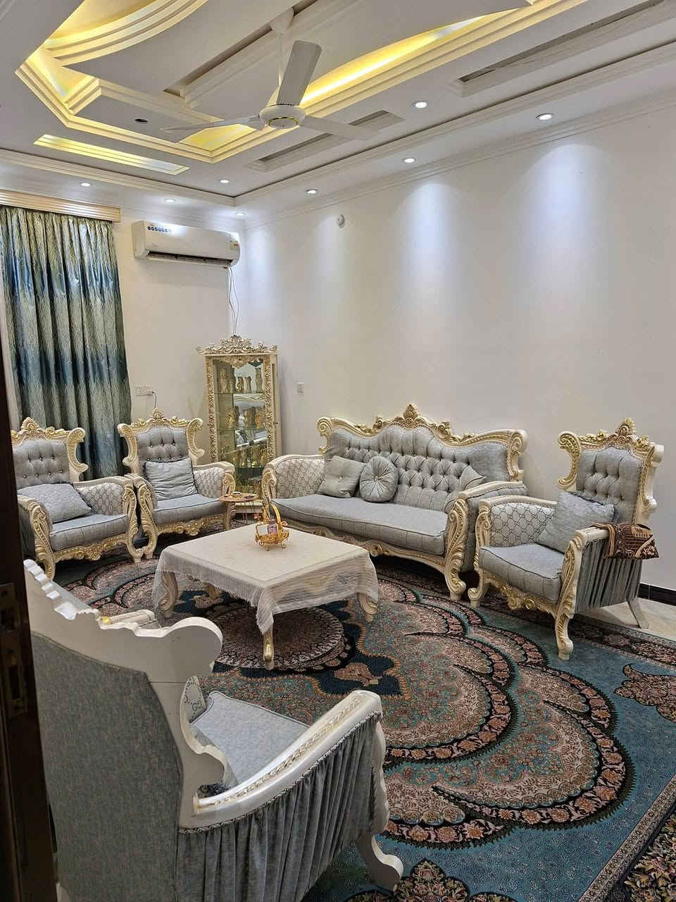 السلام عليكم
بيت للبيع في الجغيفي الثانيه قرب أسواق البياع مساحه 200متر ارض بجر 
بناء درجه اولى اربع غرف نوم مع صاله وهول داخلي للطابق الارضي وكذلك الطابق الثاني نفس تصميم الطابق الارضي ومطبخ وصحيات  داخليةعدد2وخارجية عدد1
السعر 190وبي مجال
 للاستفسار ***********
