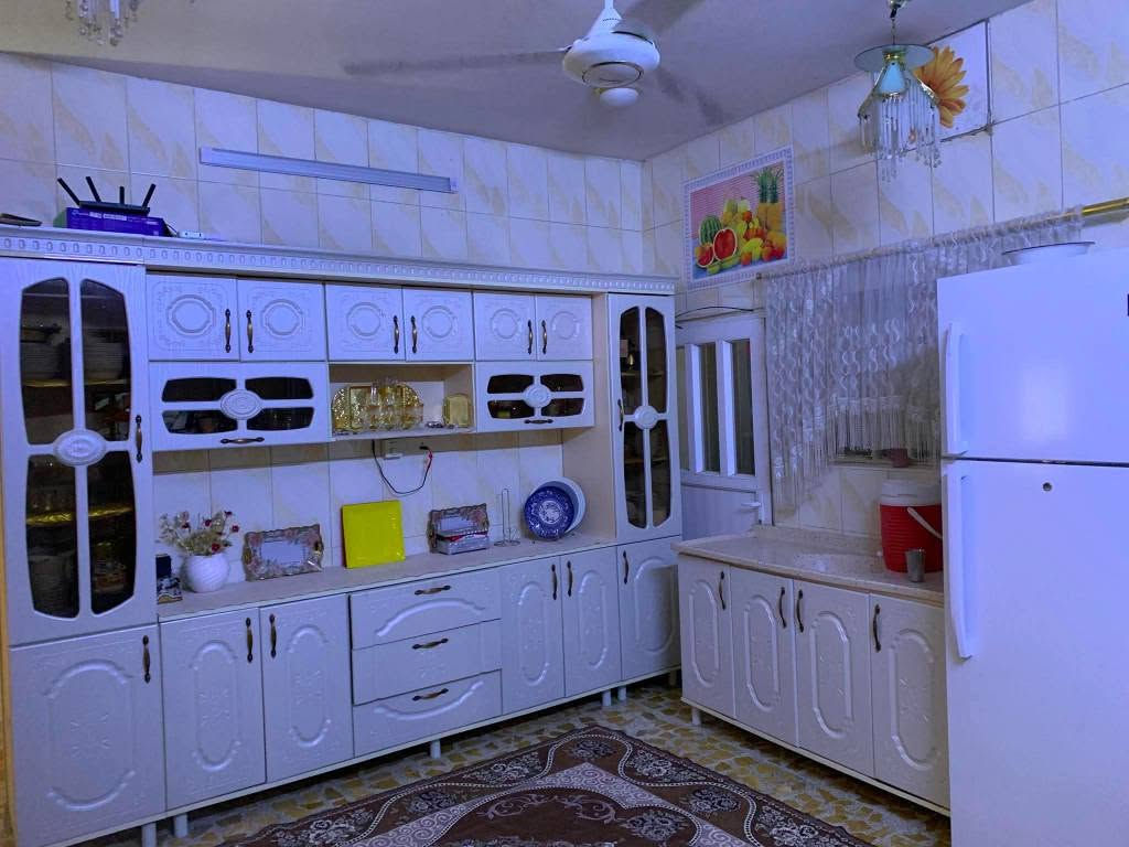🏡 دار للبيع – طابو صرف

📍 الموقع: حي الوحدة – خلف التموينية، مقابل مخزن كولد .

📐 المساحة: 200 متر

✨ مواصفات الدار:

- طابقان مع مخزن كبير في الطابق الثالث.
- الطابق الأول أرضيته كاشي مرمر.
- الطابق الثاني أرضيته سيراميك جديد.

🔹 الطابق الأول:

- غرفتان نوم.
- هول استقبال.
- مطبخ حار + مطبخ بارد.
- حمام مع تواليت.
- درج داخلي.
- حوش.

🔹 الطابق الثاني:

- مقسوم إلى قسمين:
  - 100 م² شقة مستقلة بالكامل بمدخل ودرج خارجي، تضم غرفة نوم، استقبال، ومطبخ.
  - 100 م² مرتبط بالطابق الأول عبر درج داخلي، ويضم غرفتي نوم، بيتونة، حمام، وتواليت.

🔹 الطابق الثالث:

- مخزن كبير.

✅ الدار مناسبة للسكن العائلي أو للاستثمار، إذ يمكن الاستفادة من الشقة المستقلة بشكل منفصل.
💰السعر : 205وقابل للتفاوض 
للاستفسار اكثر مراسله الصفحة 
او  الاتصال مع صاحب الدار مباشرة  ***********

#دار_للبيع #عقارات #عقارات_كركوك #كركوك #حي_الوحدة كركوك, العراق
