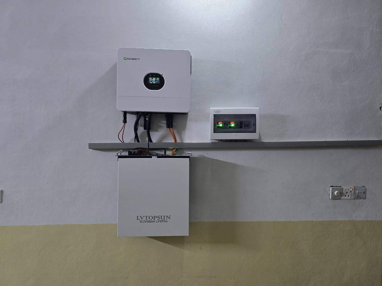 اليوم االسبت 2026/2/14
تم بعون الله إكمال نصب و تشغيل ثلاث منظومات للطاقة الشمسية و تفاصيل هذه المنظومات 

 المنظومة الأولى نصبت في قضاء. بلدروز وتجهز 10 أمبير نهاراً و 5 أمبير ليلاً و تتكون المنظومة من:-

- الواح  عدد 5 قدرة اللوح الواحد 630واط 
 بطارية ليثيوم 5 كيلو واط
انفيرتر قدرته 6.2 كيلو واط 
اجهزة حماية و قواطع ديسي دبل عازل

 المنظومة الثانية نصبت أيضاً في قضاء بلدروز  وتجهز كذلك 10 أمبير نهاراً و 5 أمبير ليلاً و تتكون المنظومة من:-

الواح  عدد 5 قدرة اللوح الواحد 630 واط 
بطارية ليثيوم. 5 كيلو واط
 إنفيرتر.  6.2 كيلو واط 
 أجهزة حماية و قواطع 

والمنظومة الثالثة نصبت أيضاً في قضاء بلدروز  و تجهز 10 أمبير
نهاراً و 5 أمبير ليلاً و تتكون المنظومة من:-

الواح  عدد 5 قدرة اللوح الواحد 630 واط 
 بطارية قدرتها 5 كيلو واط
انفيرتر قدرته 6.2 كيلو واط 
4- أجهزة حماية و قواطع ( AC + DC )

 ***********
