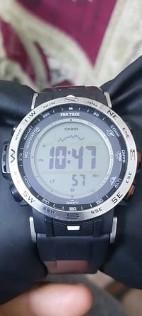 Casio protrek نظيفه جدا ٩٩%  هذه الساعة تتميز بكونها تعمل بالطاقة الشم...