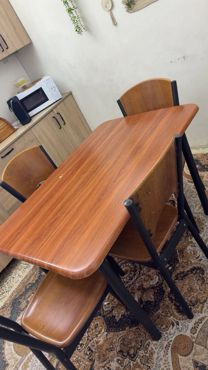 سلام عليكم ميز طعام خشبي فخاري اصلي السعر150 المكان دوره حي صحه رقم ***********
