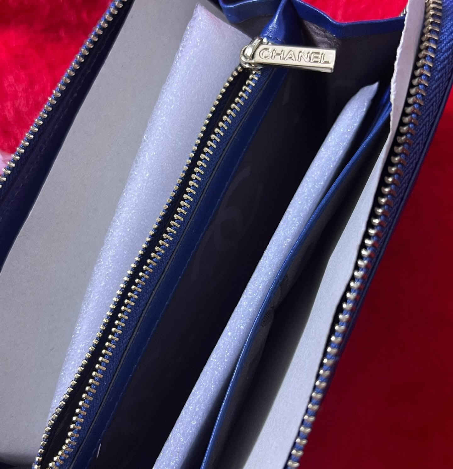 محفظة شانيل (Chanel) الكاميليا الزرقاء الملكية الفاخرة 👑
قطعه اصليه من دار شانيل ، الأناقة الخالدة والرقي الفرنسي الذي لا يُضاهى.


**إذا كنت صاحب هذا الإعلان وتريد حذفه لأي سبب، رجاءا أرسل رسالة إلى الدعم الفني**