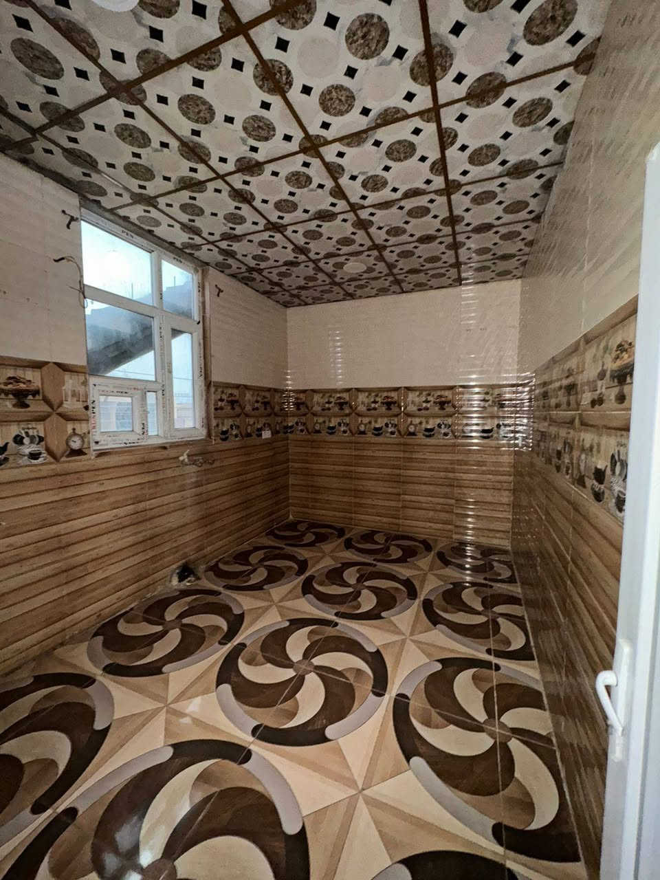 دار للايجار طابق ثاني معزول فقط الطابق الثاني
العنوان : تكريت القادسية 
قطعة 500 مقابل مدرسة تكريت الاهلية 
يحتوي على استقبال و 2غرف نوم 
  ومطبخ وصحيات بناء نضيف جداً 
ايجار الدار الطابق الثاني فقط  《300ألف》
للاستفسار الاتصال على الارقام التالية
***********
***********
مكتب دجلة للعقار ....
