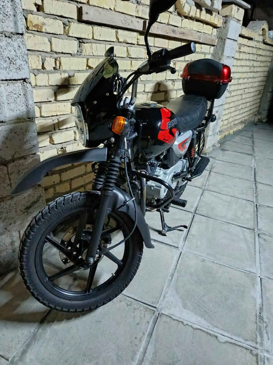 السلام عليكم بوكسر للبيع موديل 23 مرقم كامل سنويه ولوحات الدراجه جدا نظيفه وما مشتغله توصيل المكان المثنى المركز السعر 3مليون وبيها مجال بسيط للاستفسار *********** رقم صاحب الدراجه
