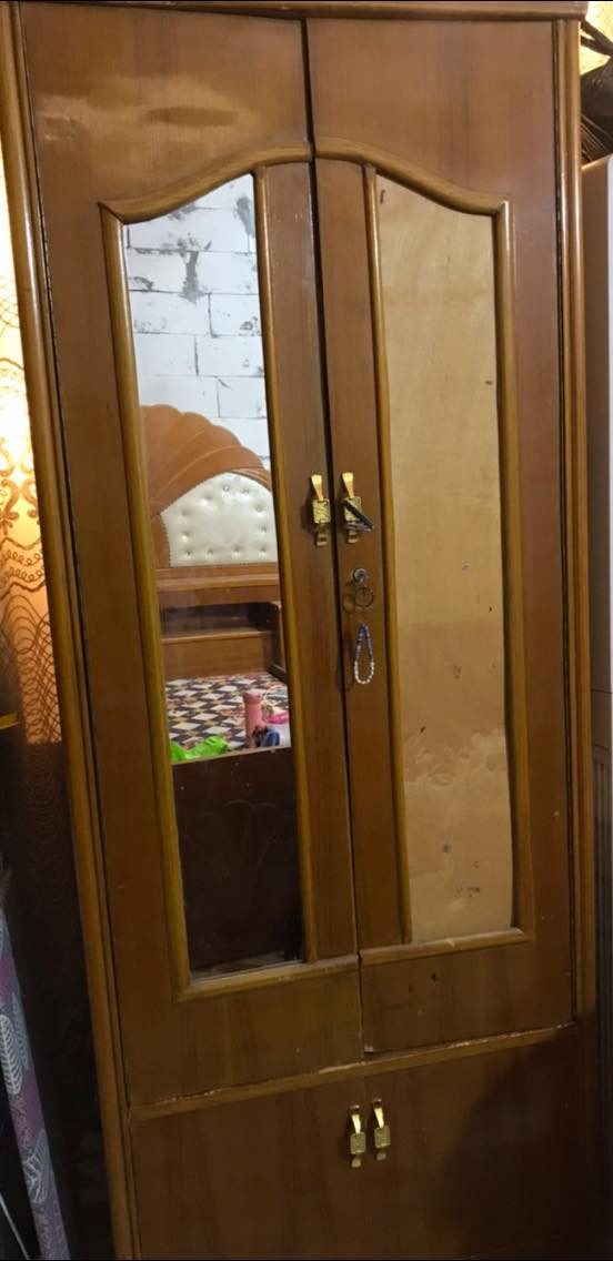 غرفه اخشاب عراقي مكننننه كنتورها يلم ملابس الصيف والشتاء ٩٠٠ وبيها مجال
***********٥
