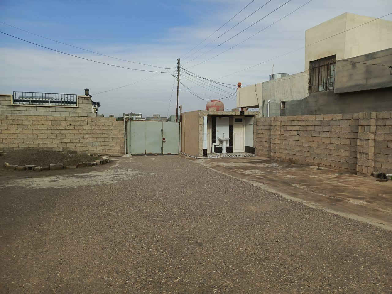 السلام عليكم بيت للبيع يحتوي على غرفتين نوم واسقبال وهول وصاله ومطبخ حمامات خارجيه وداخليه ومساحه الارض ١٠٠٠ م يقع قبل سيطره دخول العلم من اتجاه تكريت حي السلام مقابيل المجسر السعر المطلوب ٥٨ مليون ٠(***********)📲
