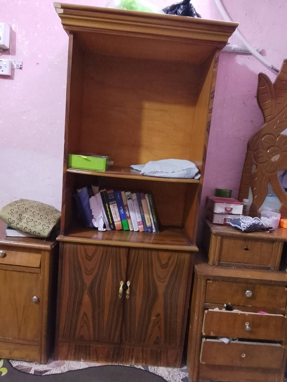 زاوية كتب سعر 30 + جرباية وميز مراية  كومديات العدد اثنين سعر 70بيهن مجال شراي يتصل ***********
