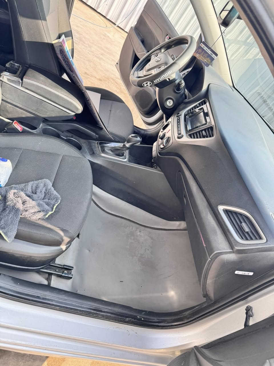 السلام عليكم  سيارة أكسنت موديل 2020 اللون فضي ماشية 70 الف وارد امريكي محرك دوش  1600 بأسمي معوقين باقيلها سنة حادثها جاملغ امامي ايمن فقط وبيها قطعتين صبغ اهنا بالعراق .
السعر 11 الف وبيها مجال .
للتواصل 

***********
عنواني بغداد الغزالية
