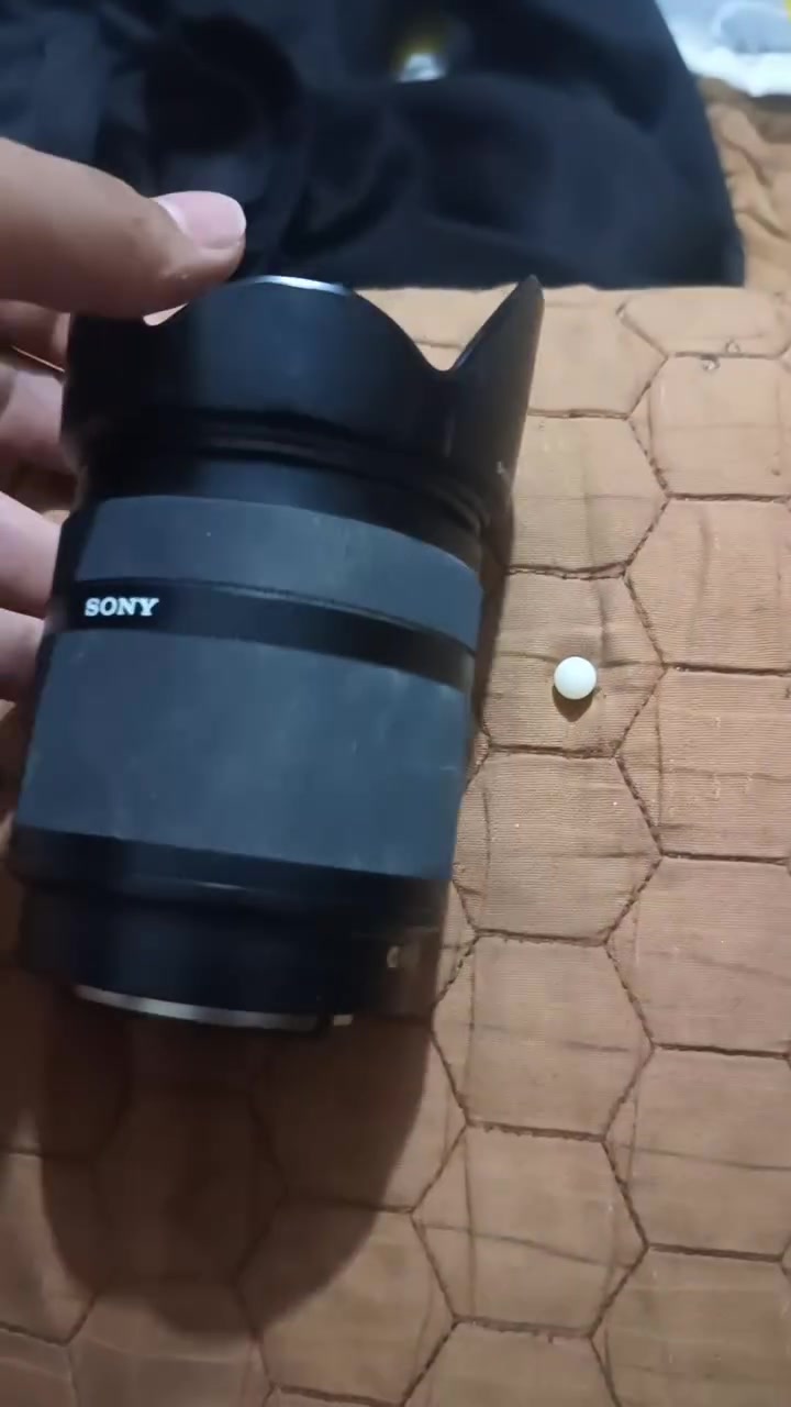 السلام عليكم
للبيع عدسة سوني الأصلية Sony DT 18-200mm f/3.5-6.3 (صناعة يابانية بالكامل Made in Japan).
مواصفات ومميزات العدسة:
عدسة شاملة (All-in-One): تغنيك عن تبديل العدسات، تصلح لتصوير المناظر الطبيعية والزوايا الواسعة (18mm) وتصلح للتقريب البعيد وتصوير الطيور والأشخاص زووم (200mm).
نوع الحاضن: تركب مباشرة على كاميرات سوني بنظام A-mount (مثل سلسلة Sony Alpha a58, a65, a77, a390 وغيرها).
حالة العدسة: نظيفة جداً وبحالة ممتازة ونظافة الزجاج واضحة.
الملاحظات والملحقات:
البيع يشمل: العدسة + الـ Hood الأصلي (مشتت الضوء) فقط.
العدسة لا تحتوي على أغطية (الأمامية والخلفية) ولا توجد معها علبة (وتم مراعاة ذلك بالسعر).
السعر المطلوب: 90,000 دينار عراقي.
المكان: ميسان - العمّارة
للتواصل والاستفسار: يرجى الاتصال مباشرة أو المراسلة واتساب على الرقم: ***********
