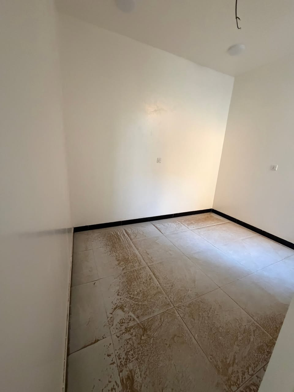 بيت للبيع مساحة ٥٥متر واجهة ٥ نزال ١٠ ونص
العنوان حي القاهرة الدلفية📍
يحتوي على استقبال و مطبخ وخدمات وحولي
طابق ثاني غرفتين نوم مع خدمات
الطابق الثالث  غرفة نوم  مع خدمات وسطح
للاستفسار الاتصال : ***********☎️
