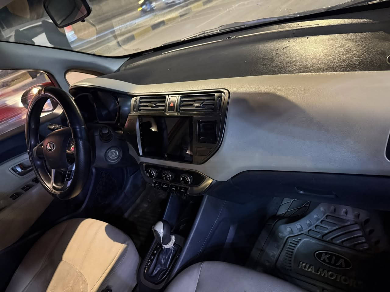 السلام عليكم
كيا ريو 2013 وارد خليجي مكفولة رقم بابل باسمي موصفات ويل كب وشاشة وكامرة السعر 85 مكاني بابل الحلة 
للاسفسار ***********
