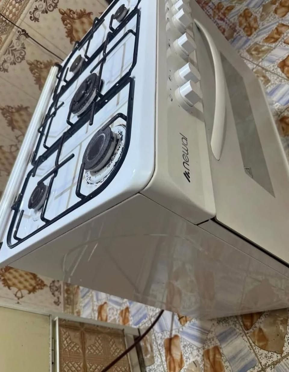 طباخ ٥ عيون وفرن شغال مابي اي شي عطلان سعر ٣٠٠ بي مجال ***********
