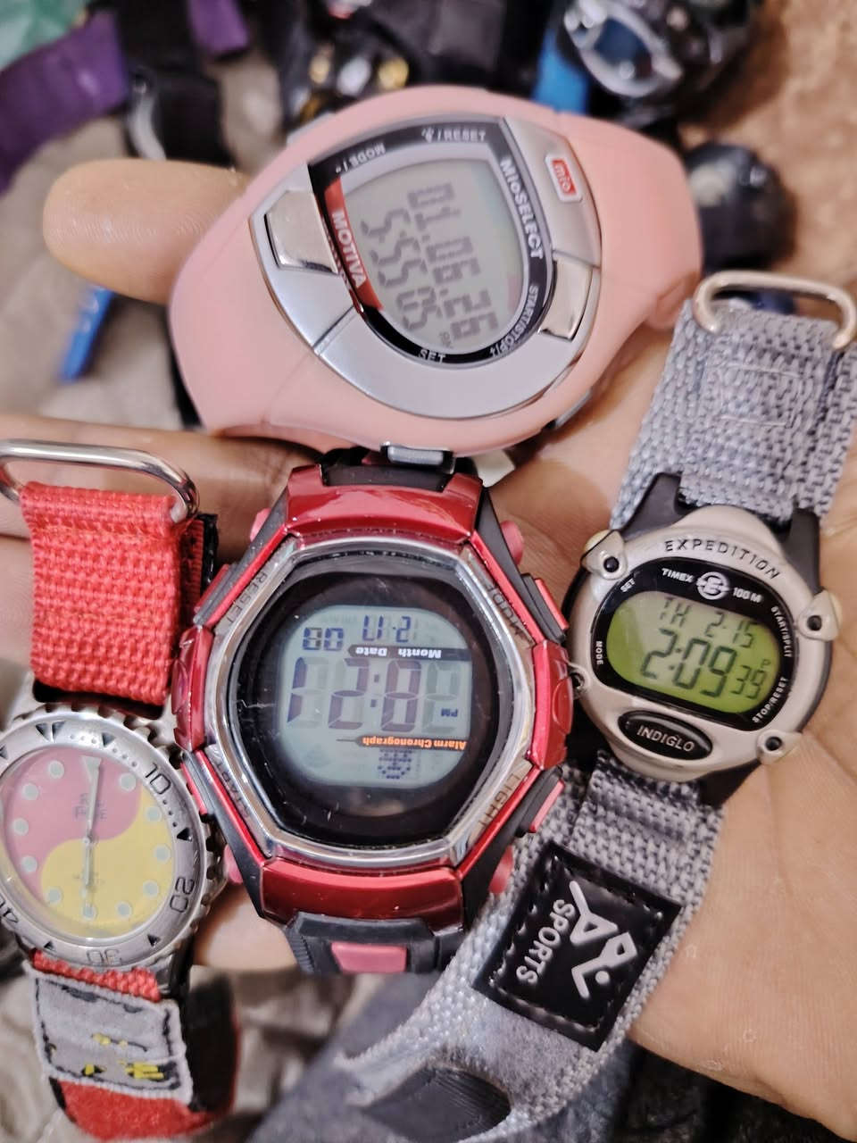 السلام عليكم ورحمة الله.. شلعة ساعات بالة عدد ٢٨
ملاحضة البيع شلع فقط .
سعرهن مناسب انشاء الله 
للتواصل خاص او   واتساب***********
