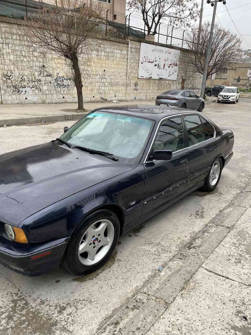سڵاو .
bmw 525i
گێڕ تۆماتیک 
١٩٩٥ 
نیلی زۆر جوان 
سەیارەکە دەعمی نییە بەس ئەو قوپاویەی سنوقەکە 
ناوی زۆر تازەو جوانە 
داشبڵ کوشن بەرە دەرگا زۆر تازەیە 
هەموو گیانی ئیشەکات
دوو مکەبەرە زۆر شازی لەسەرە  
سپێر و جەگی بیلادی تیایە
تەبرید بە شەرتی سەهۆڵ 
گەرمی مەزبوت  
سەیارەکە ئارمی هەولێرە 
بەحاڵ بوخاری هەیە 
سعری ٤٤ گەڵاو مەعامەلە 
لە سلێمانیم  ***********
