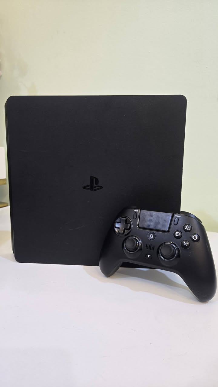 سلام عليكم 

بلايستيشن 4 السلم(اونلاين غير مهكر)
ذاكرة 861GB مو 512GB ركز.
جهاز لوك ما مفتوح نهائياً وافحص بي وين ما تريد كلشي بي شغال.
ملحقات:
UBS 1200VA
 يدة احترافية ويدة بلي فايف تربط على بلي فور. اليدات اثنينهن مابيهن اي مشاكل
السعر 275 بدون معاملة.
بدون UPS
السعر يصير 235 بدون معاملة.
عنواني بغداد شهداء البياع.
***********
