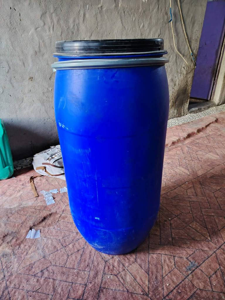 السلام عليكم برميلين للبيع الحديد ب10 والبلاستك ب15 ثنيناتهن ب25 الرقم ***********
