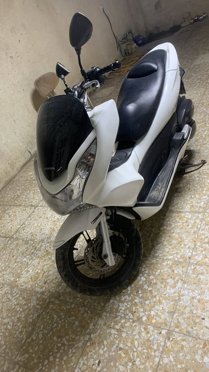 السلام عليكم Pcx جيل اول كفاله عامه مكينه وكفرات ودبلات جديده حساسات كلها شغاله دراجه اخت الجديده ماشيه 22 الف السعر 11 ونص / المكان بغداد ***********
