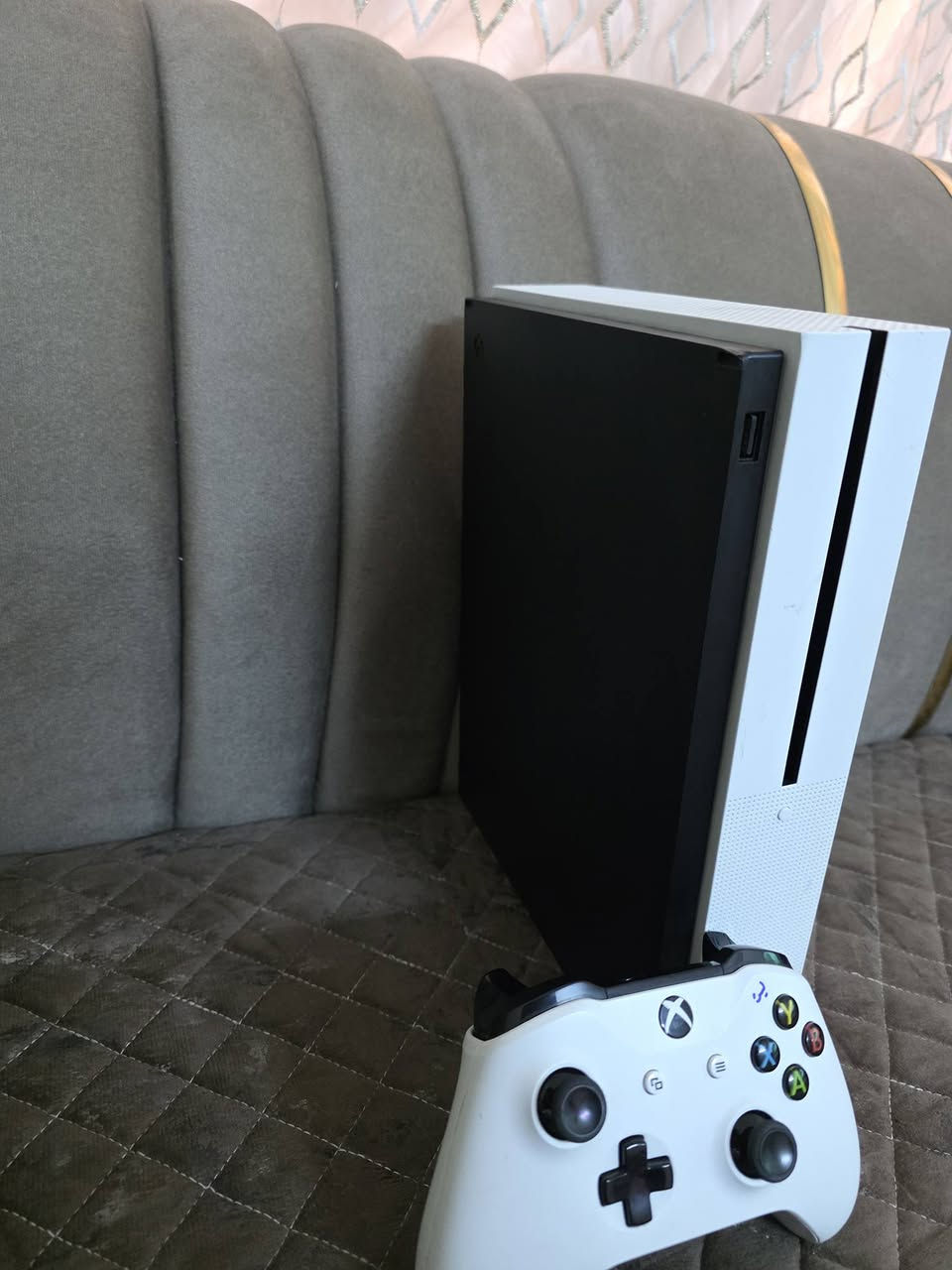 اكس بوكس ون اس حيل نظيف مامفتوح ذاكرة 1تيرا ويحتوي على جوستك بلادي شرط الفحص والضمان 175وبي مجال للطيبين توصيل جميع المحافظات متوفر ***********
