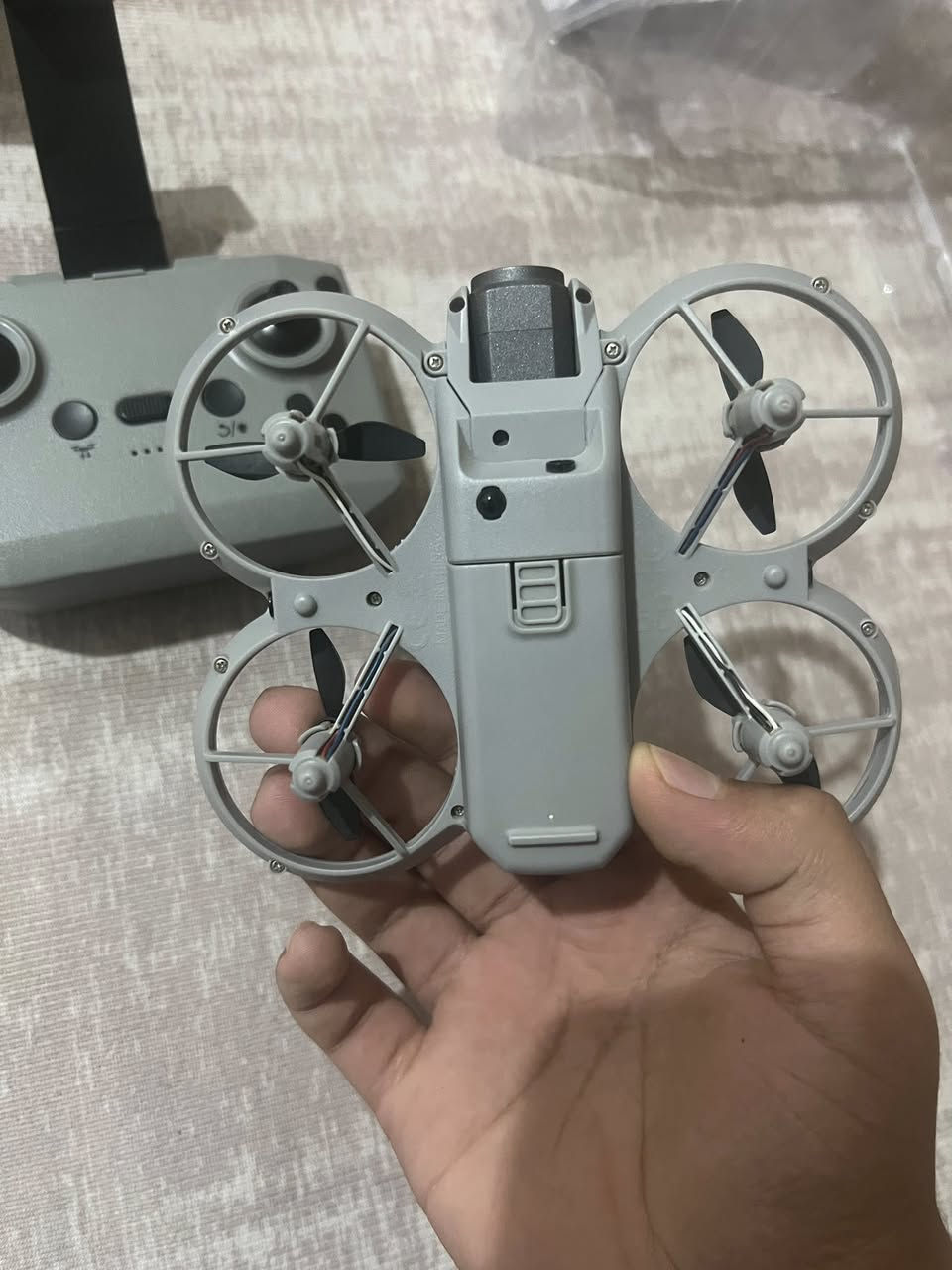 السلام عليكم موجود درون gt3 مستخدمه يوم واحد فقط معا كامل ملحقاتها وبيها كسر بسيط كما موضح في الصوره

السعر خاص


**إذا كنت صاحب هذا الإعلان وتريد حذفه لأي سبب، رجاءا أرسل رسالة إلى الدعم الفني**