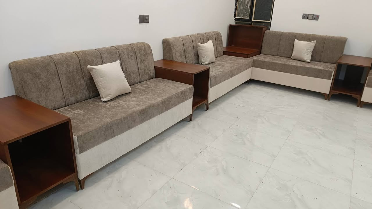 مودرن فخم – استلام مباشر من كربلاء ✨
الوصف:
التصميم: مودرن، درجة أولى، تفصيل حسب الطلب
الخشب: جام روسي بلاويد بلوك أسود
الإسفنج: ضغط عالي مريح
القماش: تركيا درجة أولى
السعر: المتر 80 
الاستلام: كربلاء – حي الحر
للتواصل: ***********
