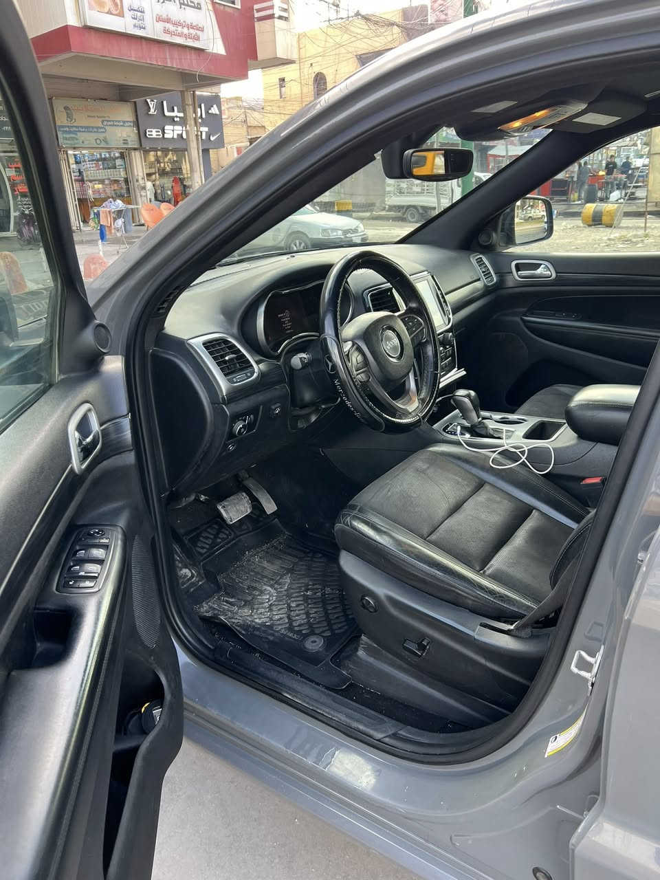 السلام عليكم
جيب بلاك توب 

2020
ماشيه 110،000 km 

ستيرن تتدفئه

تشغيل عن بعد 

بصمة 

ابواب بصمة

جنطة كهرباء 

تدفئة كشنات ستيرن مري

كشنات كهرباء 

وضعيات قيادة

توقف تلقائي 

ضرر جاملغ وبنيد فقط

السعر 220 وبيها مجال بسيط

***********
